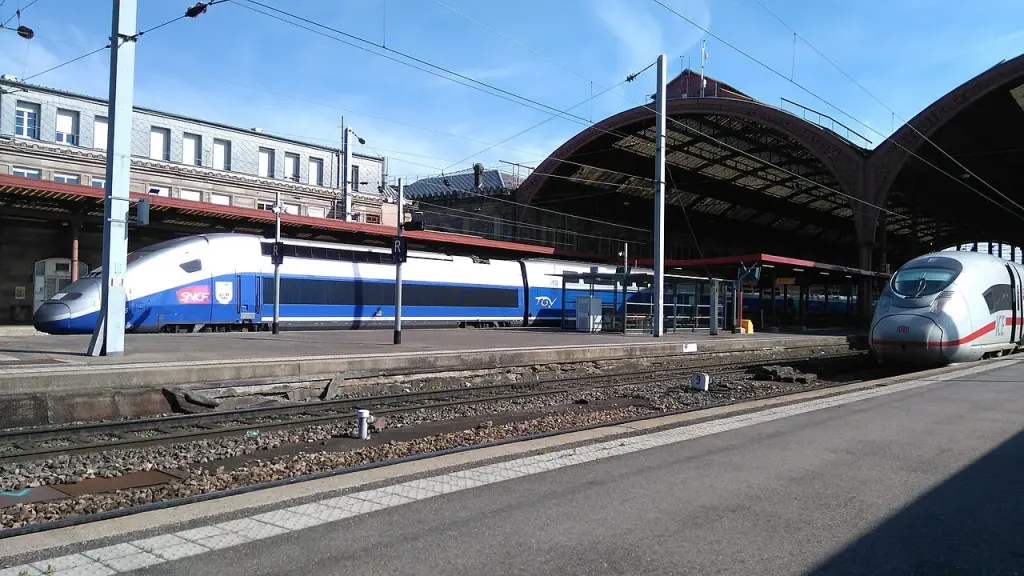 Un TGV et un ICE stationnés côte à côte en gare de Strasbourg