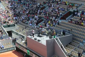 Yannick Noah chantant à Roland-Garros en 2023, photographie d'archive.