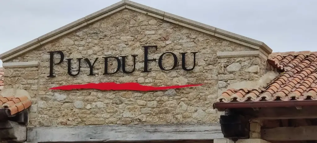 Enseigne du Puy du Fou à l’entrée du parc, photographie d’archive