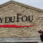 Enseigne du Puy du Fou à l’entrée du parc, photographie d’archive