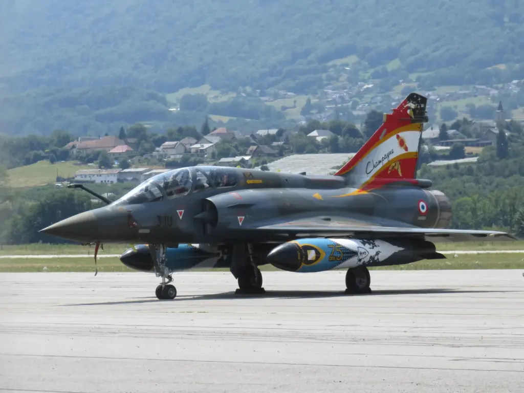 Un Mirage 2000D de l’armée de l’Air photographié au sol à Chambéry en 2018