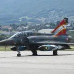 Un Mirage 2000D de l’armée de l’Air photographié au sol à Chambéry en 2018