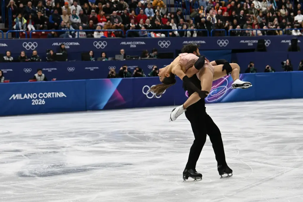 Laurence Fournier Beaudry et Guillaume Cizeron patinent ensemble sur la glace