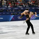 Laurence Fournier Beaudry et Guillaume Cizeron patinent ensemble sur la glace