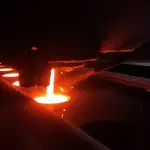 Métal en fusion coulé dans un moule en fonderie