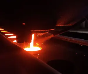 Métal en fusion coulé dans un moule en fonderie