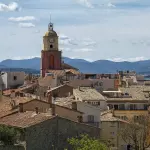 Le clocher de Notre-Dame-de-l’Assomption au-dessus des toits de Saint-Tropez en 2022.