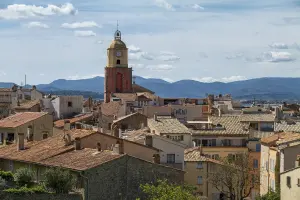 Le clocher de Notre-Dame-de-l’Assomption au-dessus des toits de Saint-Tropez en 2022.