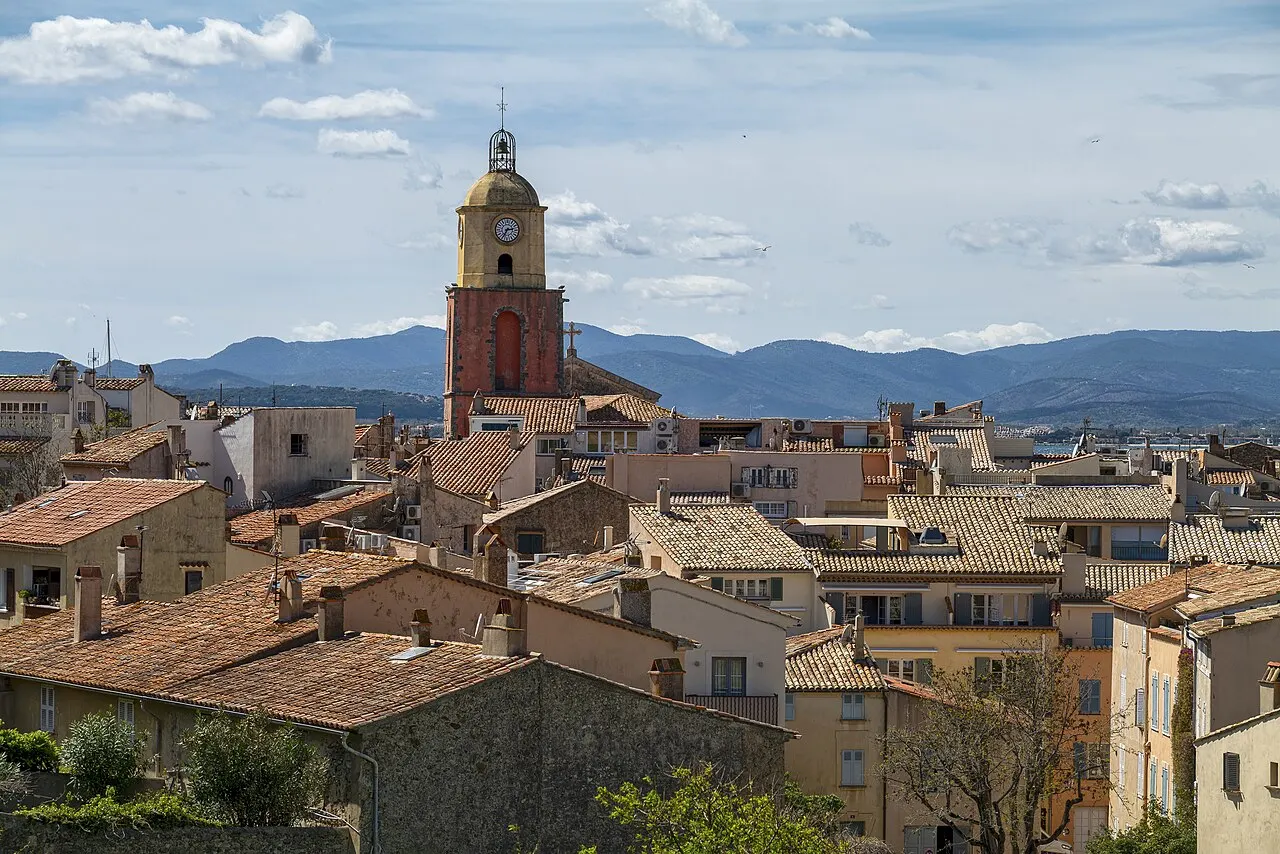 À Saint-Tropez, les travaux du clocher reprennent en novembre pour une fin prévue en mars 1 Le clocher de Notre-Dame-de-l’Assomption dominant Saint-Tropez en avril 2022