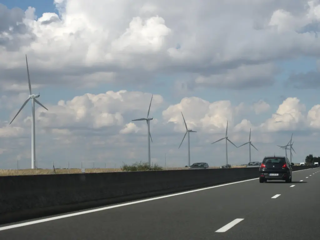 Éoliennes dans un champ près de Janville en 2010, photographie d’archive