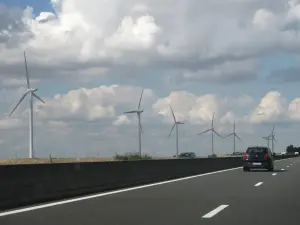 Éoliennes dans un champ près de Janville en 2010, photographie d’archive