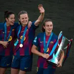 Joueuses du FC Barcelone avec le trophée de la Ligue des champions en mai 2026