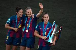 Joueuses du FC Barcelone avec le trophée de la Ligue des champions en mai 2026
