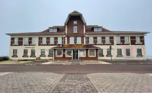 Façade du bureau de poste de Saint-Pierre à Saint-Pierre-et-Miquelon, archive de mars 2022