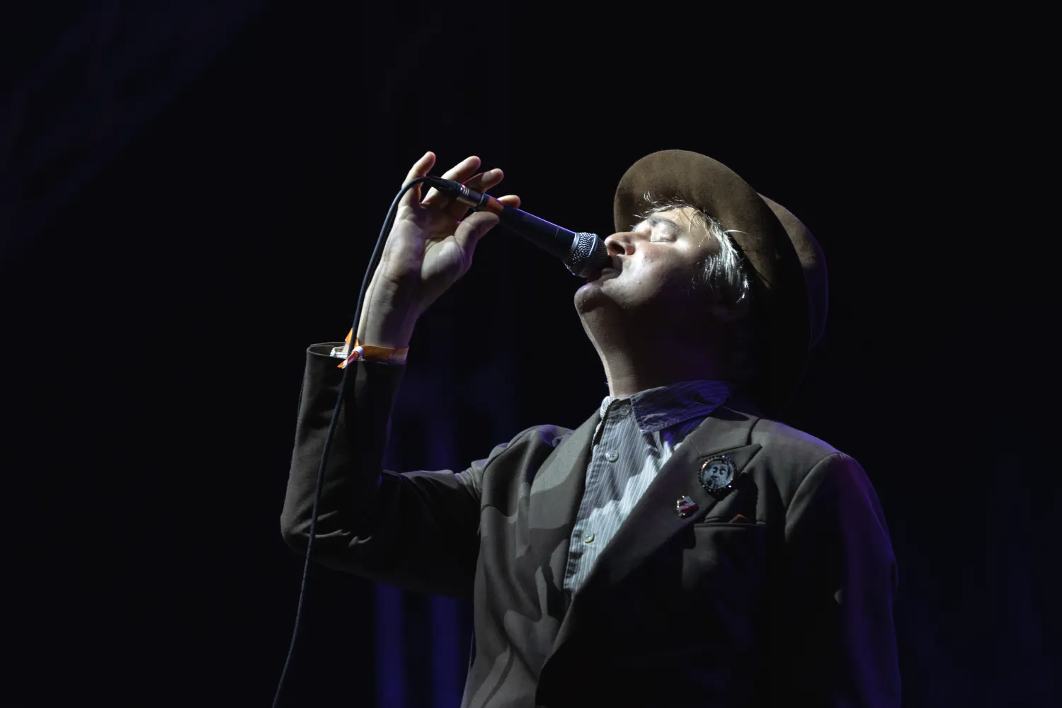 À Étretat, Pete Doherty ouvre son atelier pour une brocante et deux concerts 1 Pete Doherty au micro au Lazydays Festival en juillet 2025