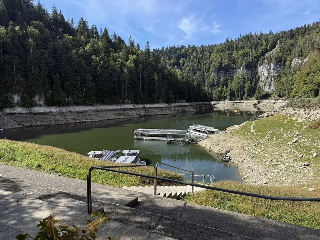 Le lac des Brenets et ses rives rocheuses à Villers-le-Lac