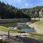 Le lac des Brenets et ses rives rocheuses à Villers-le-Lac