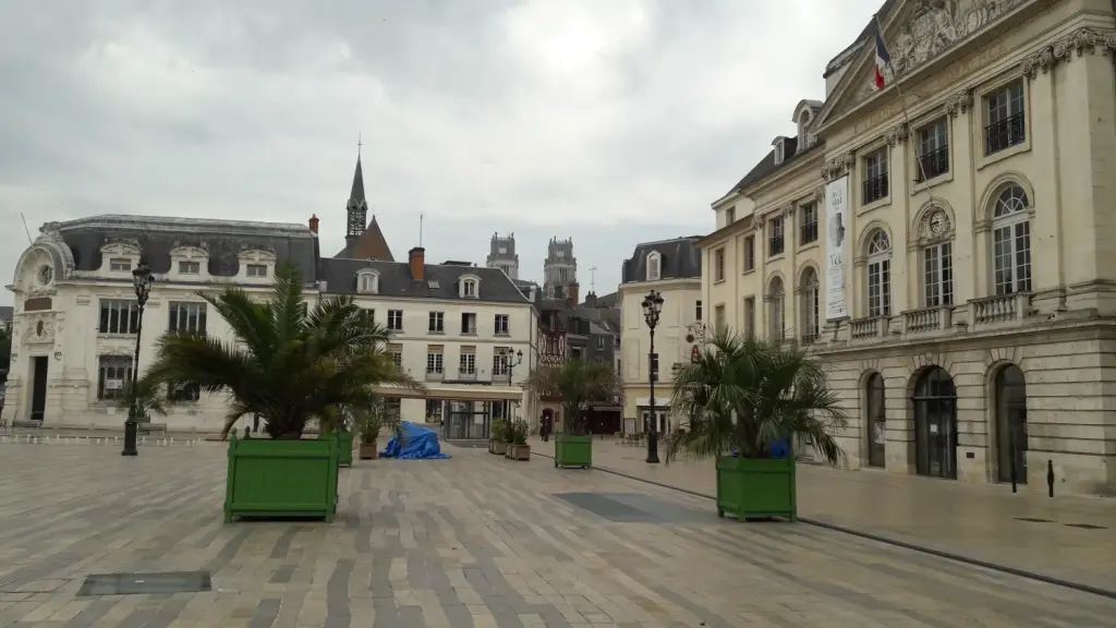 Place du Martroi à Orléans avec la cathédrale en arrière-plan