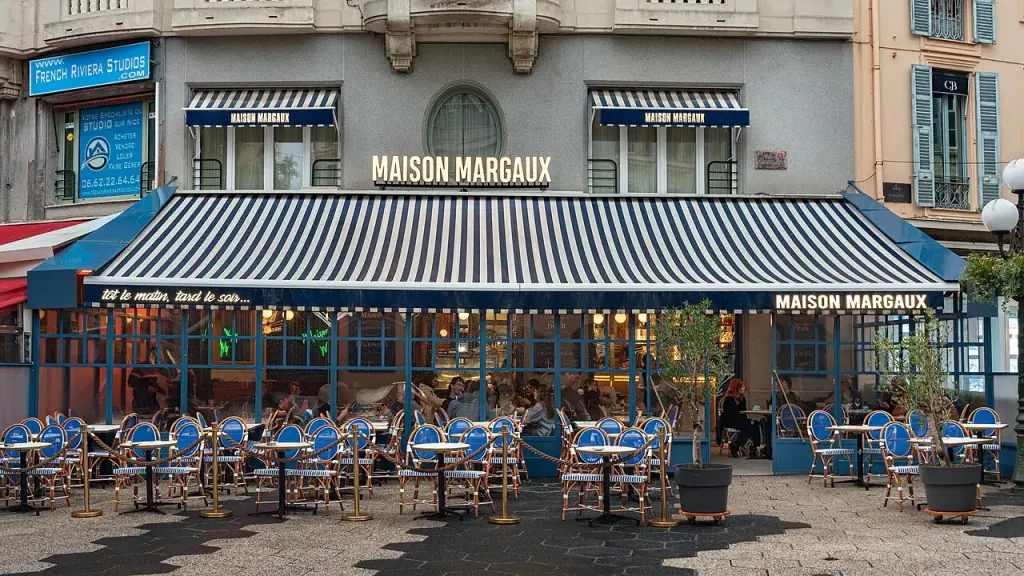 Terrasse d’un café-restaurant dans une rue de Nice
