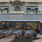 Terrasse d’un café-restaurant dans une rue de Nice