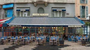 Terrasse d’un café-restaurant dans une rue de Nice