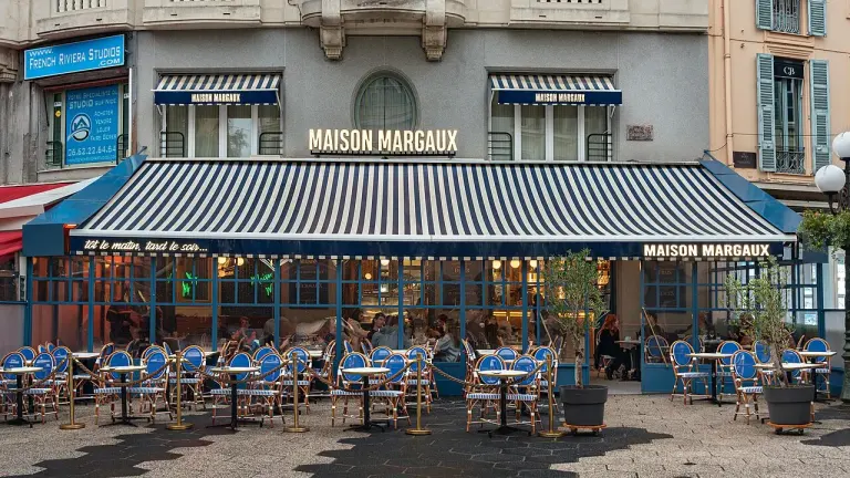 Terrasse d’un café-restaurant dans une rue de Nice