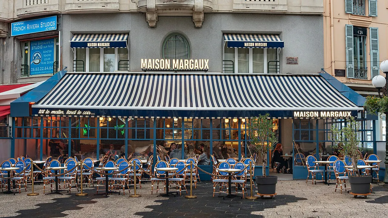 Terrasse d’un restaurant à Nice en avril 2025