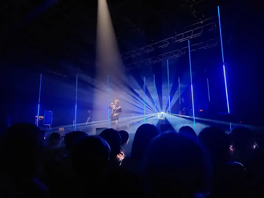 Marc Lavoine au micro en concert à Grenoble en 2022, photographie d’archive