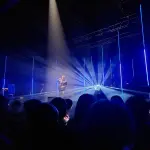 Marc Lavoine au micro en concert à Grenoble en 2022, photographie d’archive