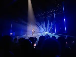 Marc Lavoine au micro en concert à Grenoble en 2022, photographie d’archive