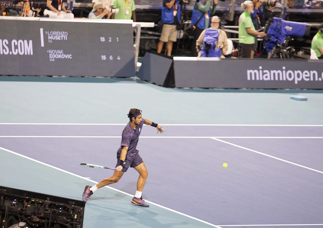 À Lyon, Musetti domine Fritz et retrouve un titre après quatre ans d’attente 1 Lorenzo Musetti sur le court au Miami Open en 2025