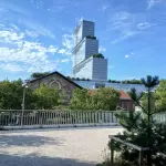 Le Tribunal de Paris vu depuis le parc des Batignolles en juin 2026