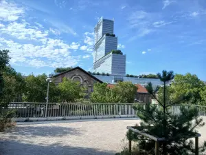 Le Tribunal de Paris vu depuis le parc des Batignolles en juin 2026