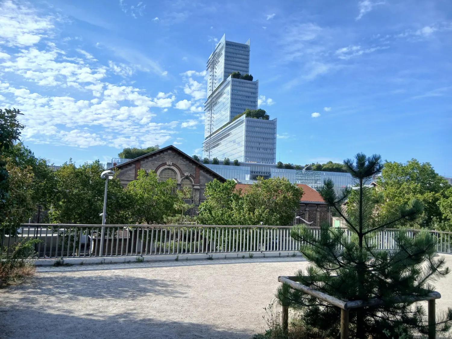 Le Tribunal de Paris, où siège le parquet national antiterroriste, vu depuis le parc des Batignolles en juin 2026