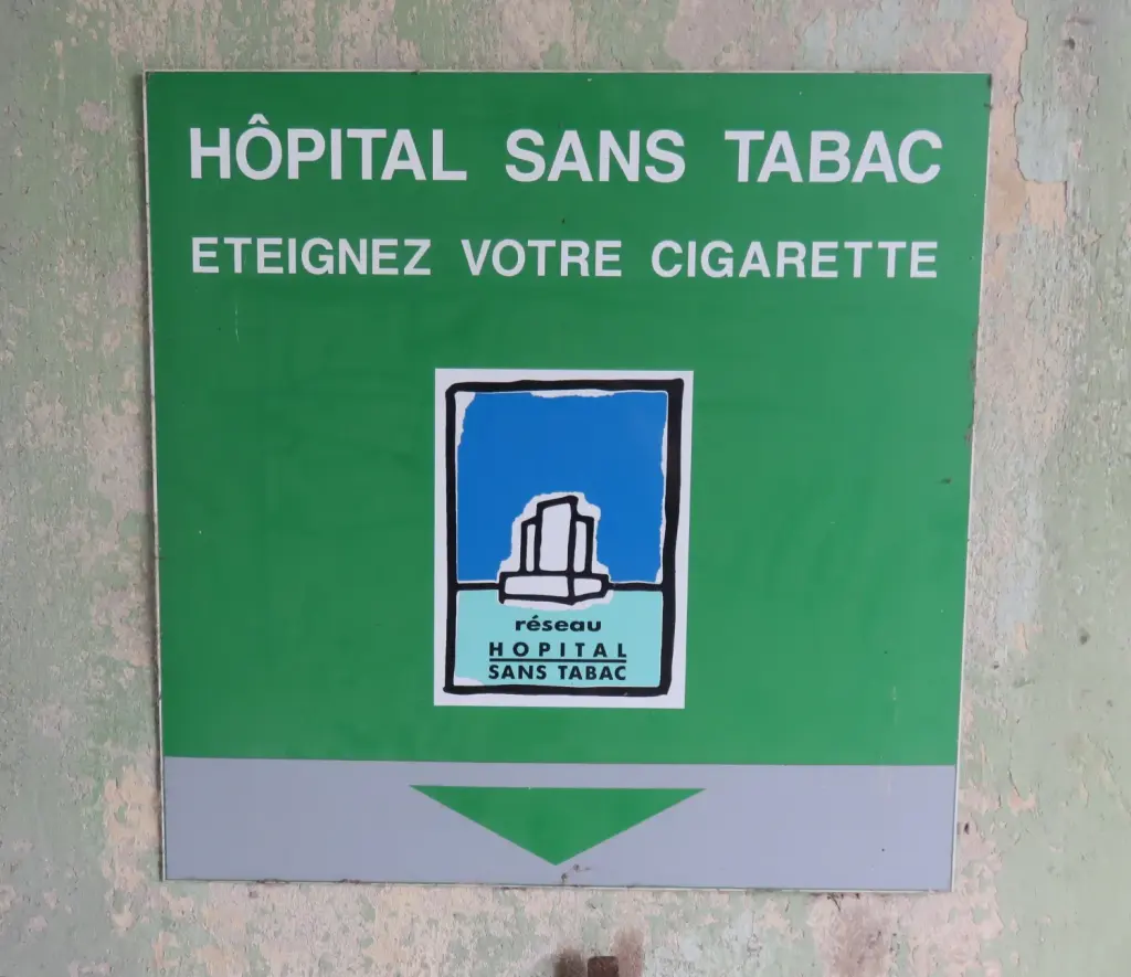 Panneau Hôpital sans tabac au Centre hospitalier de Vichy le 1er septembre 2019. Archive de l’établissement, antérieure aux nouvelles règles de novembre 2026.