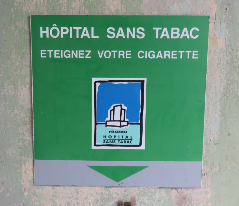 Panneau Hôpital sans tabac au Centre hospitalier de Vichy le 1er septembre 2019. Archive de l’établissement, antérieure aux nouvelles règles de novembre 2026.
