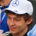 Kimi Antonelli portant une casquette Mercedes à Melbourne en mars 2026