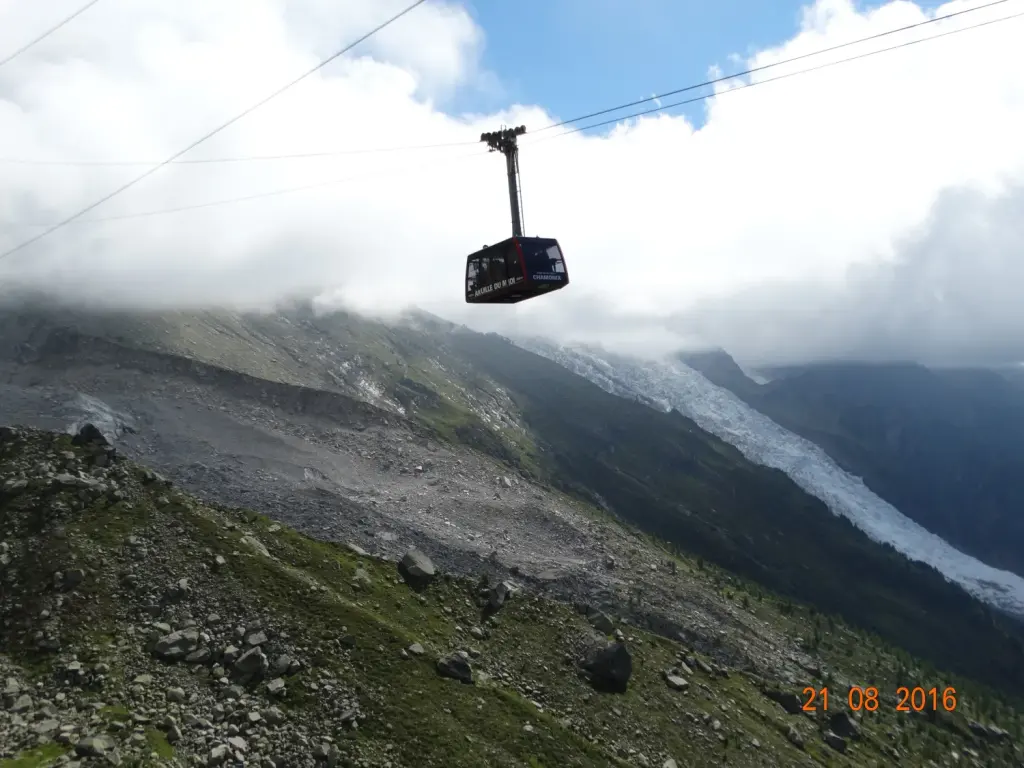 Cabine du téléphérique de l’Aiguille du Midi devant le massif
