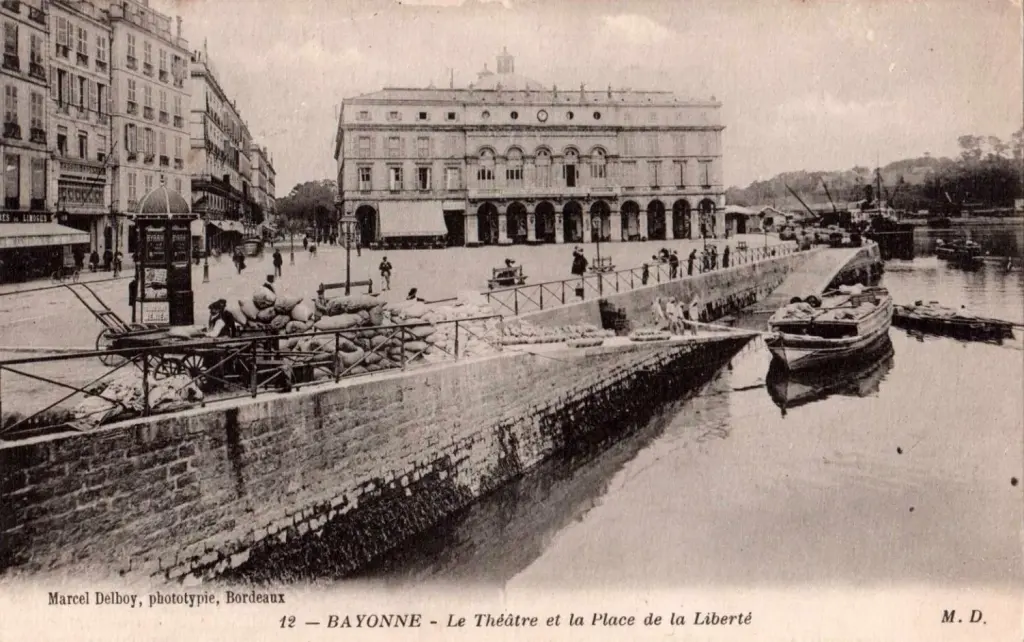 Le théâtre de Bayonne sur une carte postale ancienne