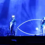 Matthieu Chedid en concert avec sa guitare en septembre 2023