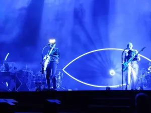 Matthieu Chedid en concert avec sa guitare en septembre 2023