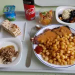 Plateau repas dans un restaurant universitaire