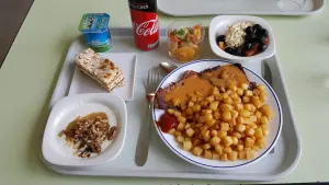 Plateau repas dans un restaurant universitaire