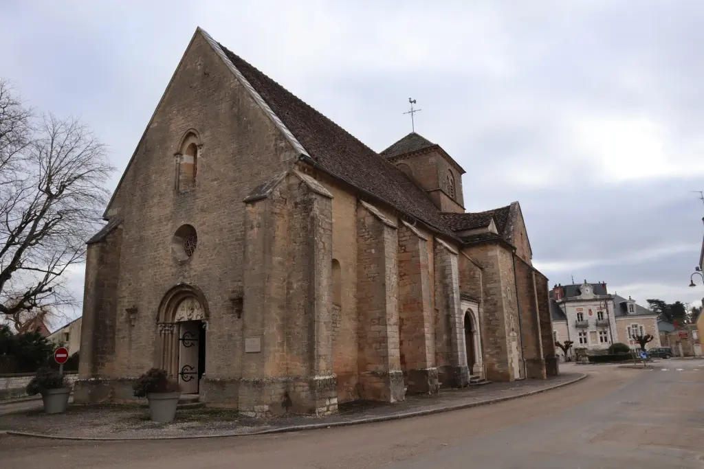 Vue d’archive de l’église Saint-Pierre à Corgoloin en 2022