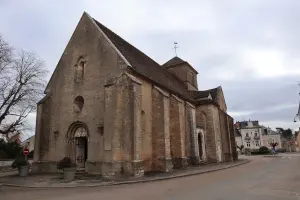 Vue d’archive de l’église Saint-Pierre à Corgoloin en 2022