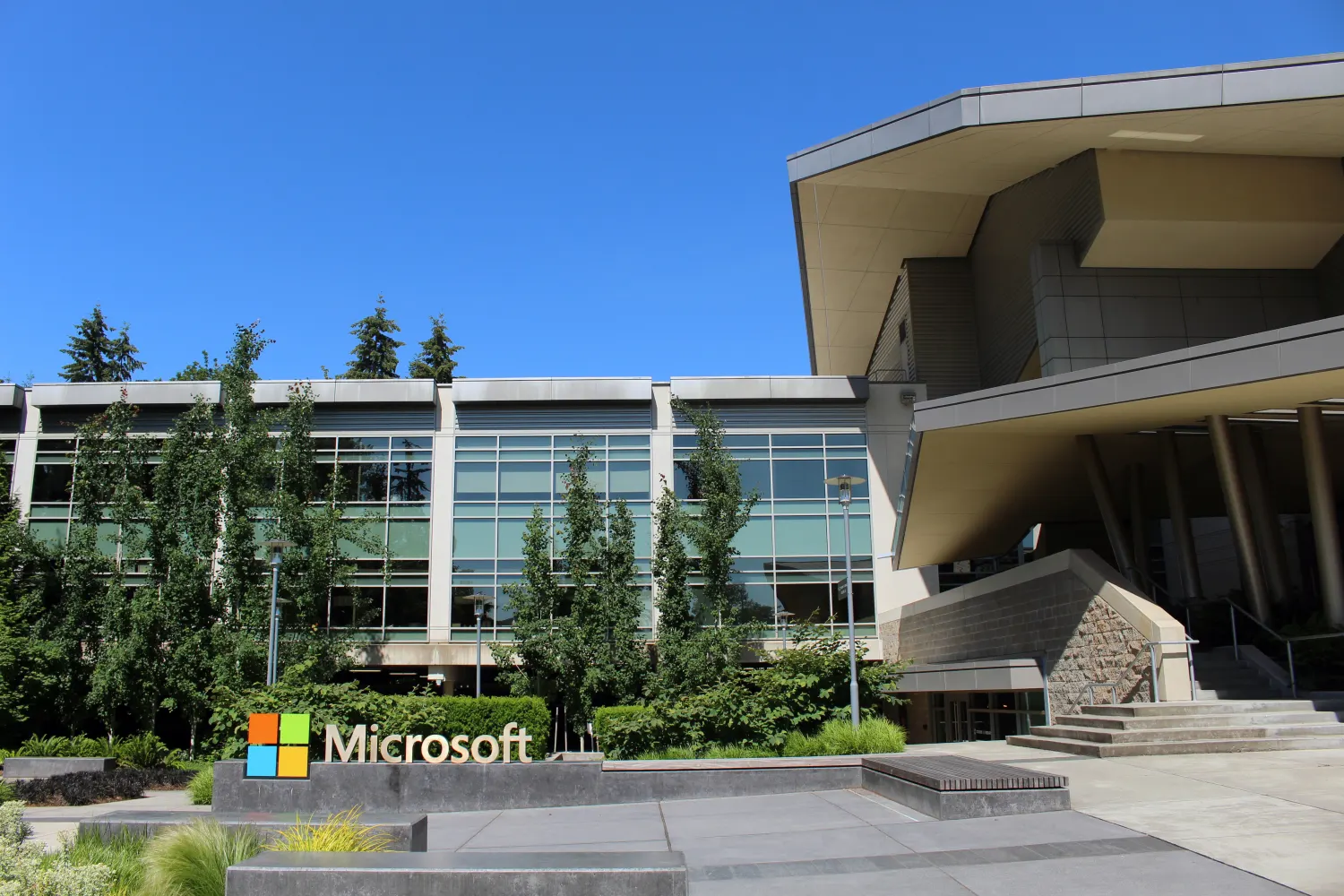Microsoft ouvre une offre de départ volontaire à environ 60 000 salariés 1 Le bâtiment 92 du campus Microsoft à Redmond en mai 2016
