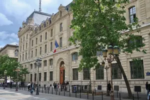 Façade de la Préfecture de police de Paris rue de Lutèce