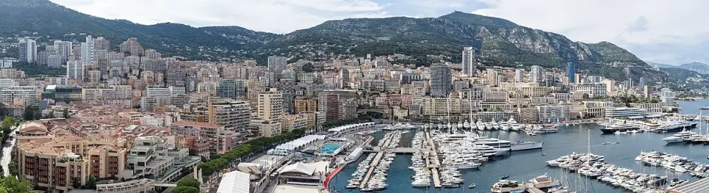 Vue d’archive de Monaco et du port depuis la rue des Remparts en juillet 2024