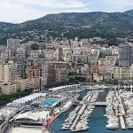 Vue d’archive de Monaco et du port depuis la rue des Remparts en juillet 2024