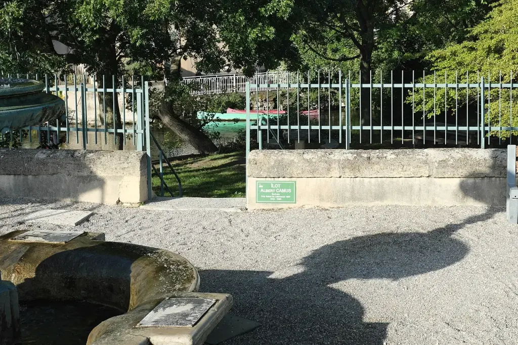 Vue de l’îlot Albert-Camus au Thor dans le Vaucluse